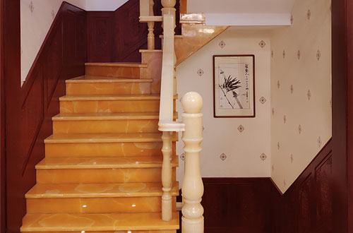信宜中式别墅室内汉白玉石楼梯的定制安装装饰效果